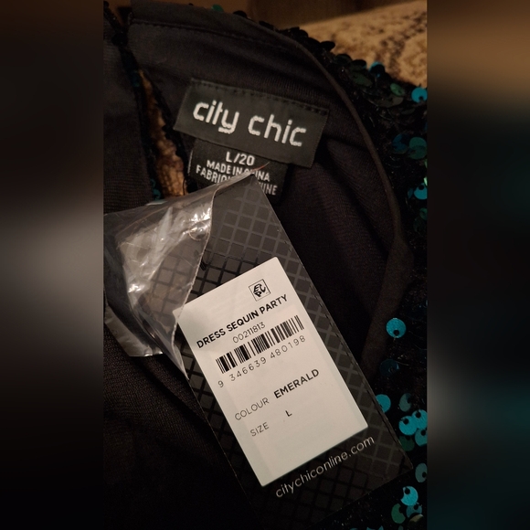 CITY CHIC Sequin Party Dress Emerald Green & Black Mini Cap Sleeve Size 20 NWT - Picture 4 of 6